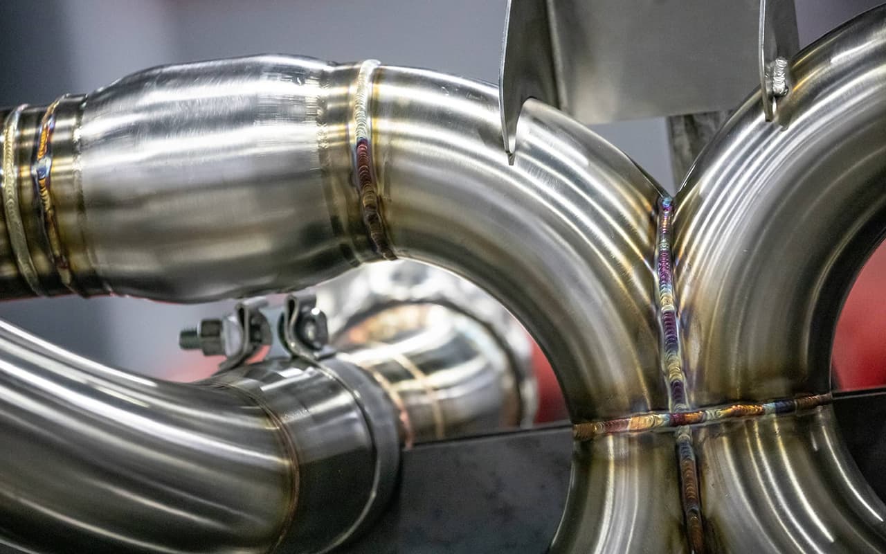 Race-spec muffler components included in exhaust kit